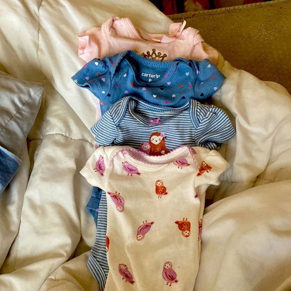 Newborn and preeme babygirl clothes - Picture 1 of 7